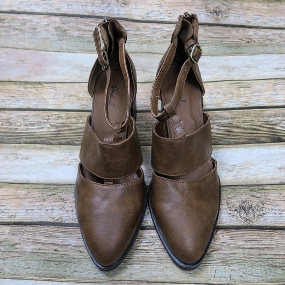 SOLDBrown ankle strap heels - Picture 2 of 5